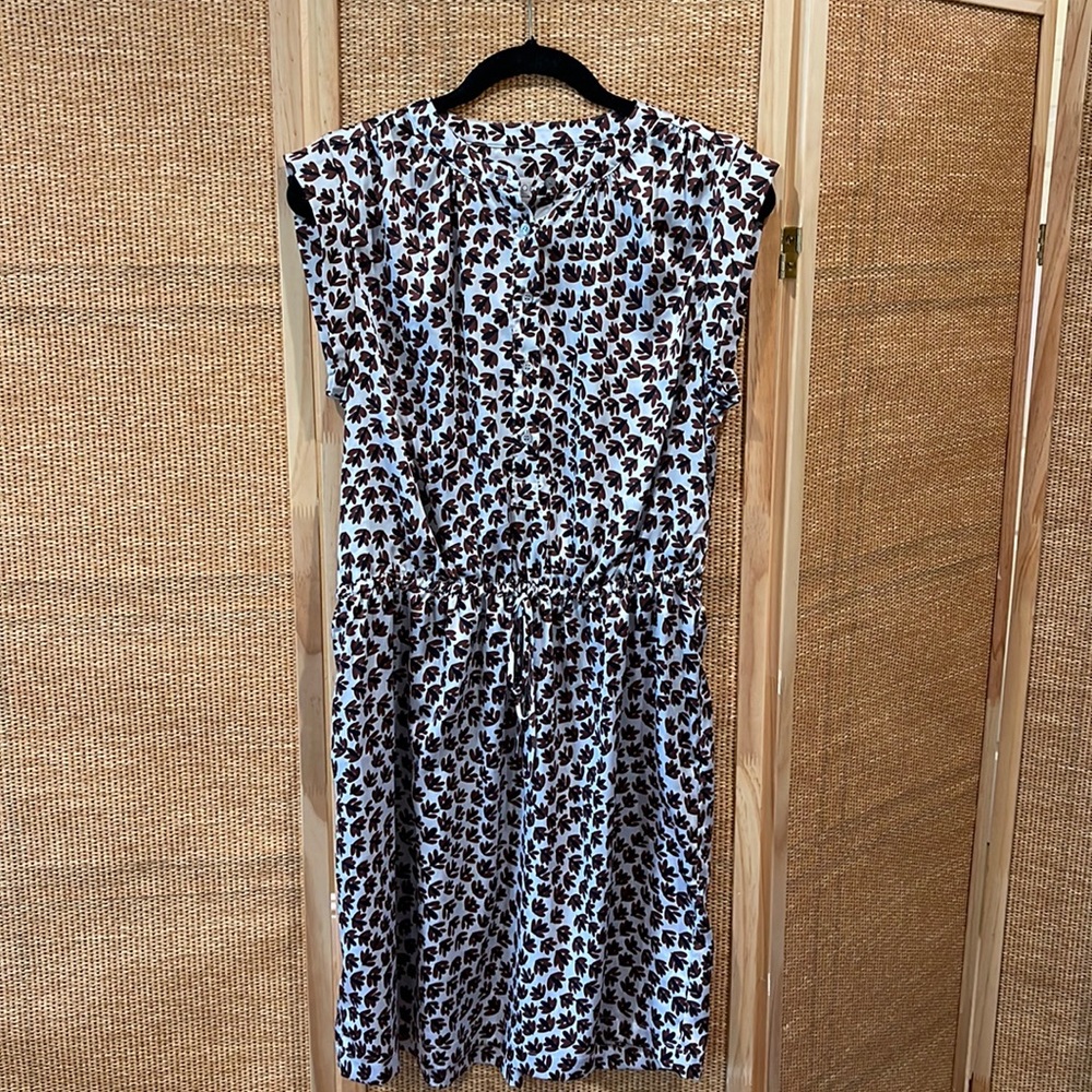 Sleeveless dress with leaf print